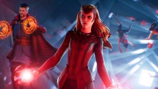 Şimdi buna PC oyunları haberleri 2022 diyorum: Ellerinden kırmızı enerji yayan kırmızı bir kıyafet giyen kızıl bir süper kahraman kadın, arkasında pelerinli bir adam dururken uzaklara bakıyor.