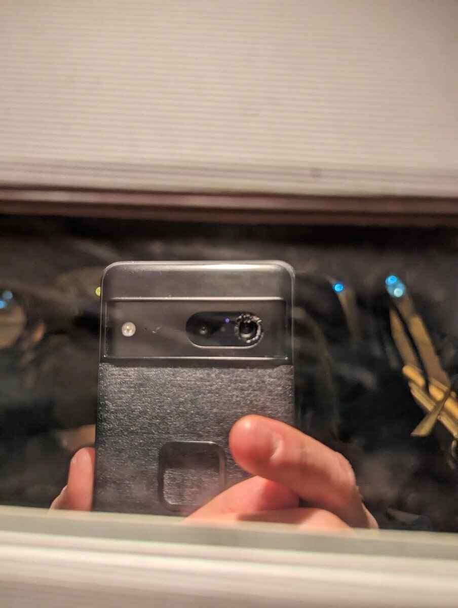 Pixel 7 sahibi, bu telefonun arka kamera çubuğundaki camın kırık olduğunu fark etti - Bazı Pixel 7 kullanıcıları, arka kamera çubuğundaki camın rastgele kırıldığını fark ediyor