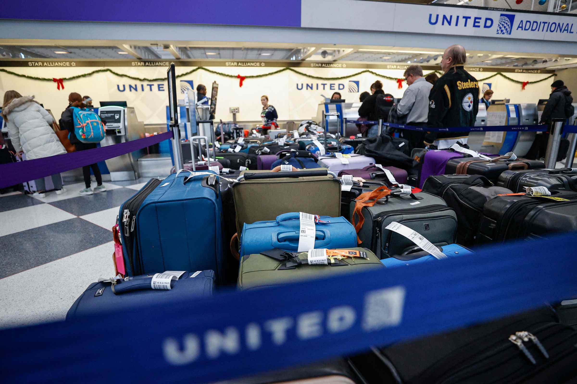 Bir havaalanı terminalinde yere dizilmiş bagaj