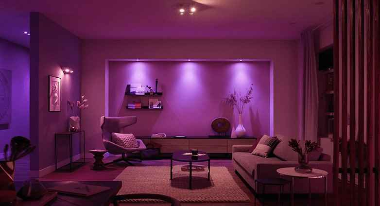 Oturma odasındaki Philips Hue Color & Ambiance LED ışıkları