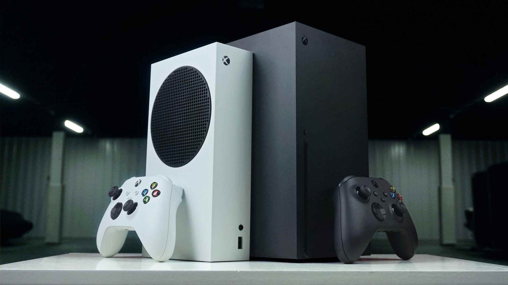 Xbox Series X ve Series S'nin Xbox Kablosuz Oyun Kumandalarıyla yan yana görüntüsü.