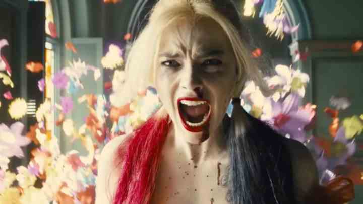 Margot Robbie, Harley Quinn rolünde, bağırıyor