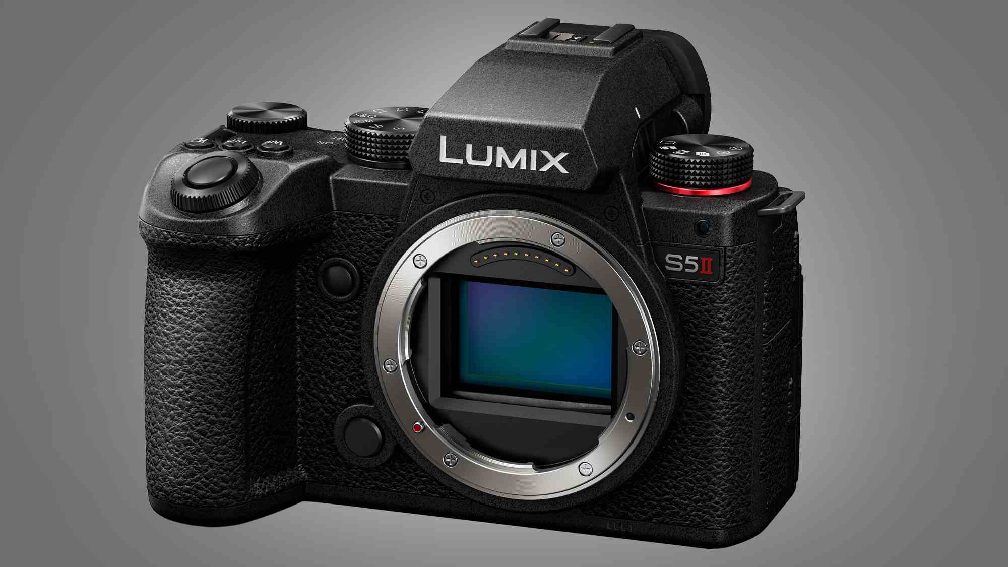 Gri bir arka plan üzerinde Panasonic Lumix S5 II kamera