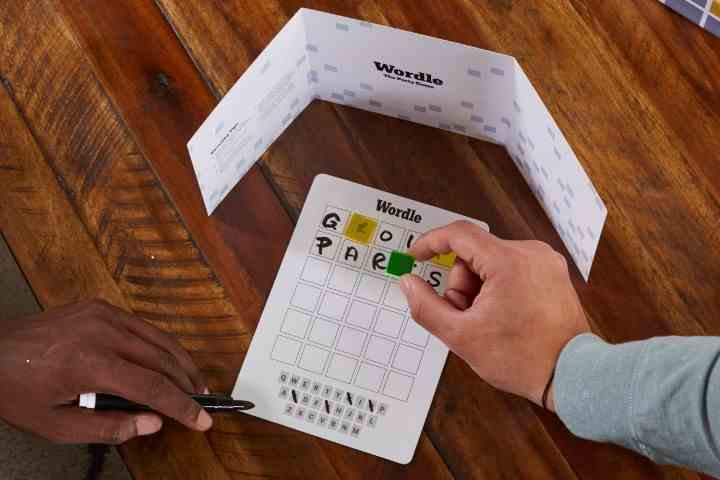 Bir oyuncu Wordle kutu oyununu oynar.