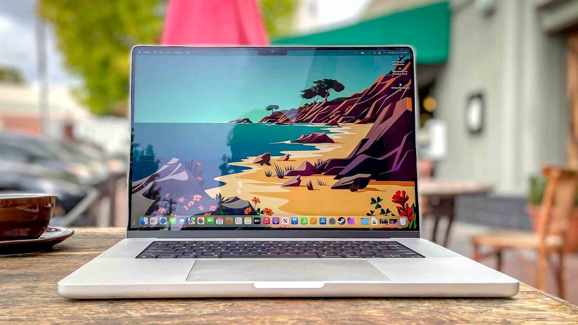 Bir veranda masasında MacBook Pro 2021 (16 inç)