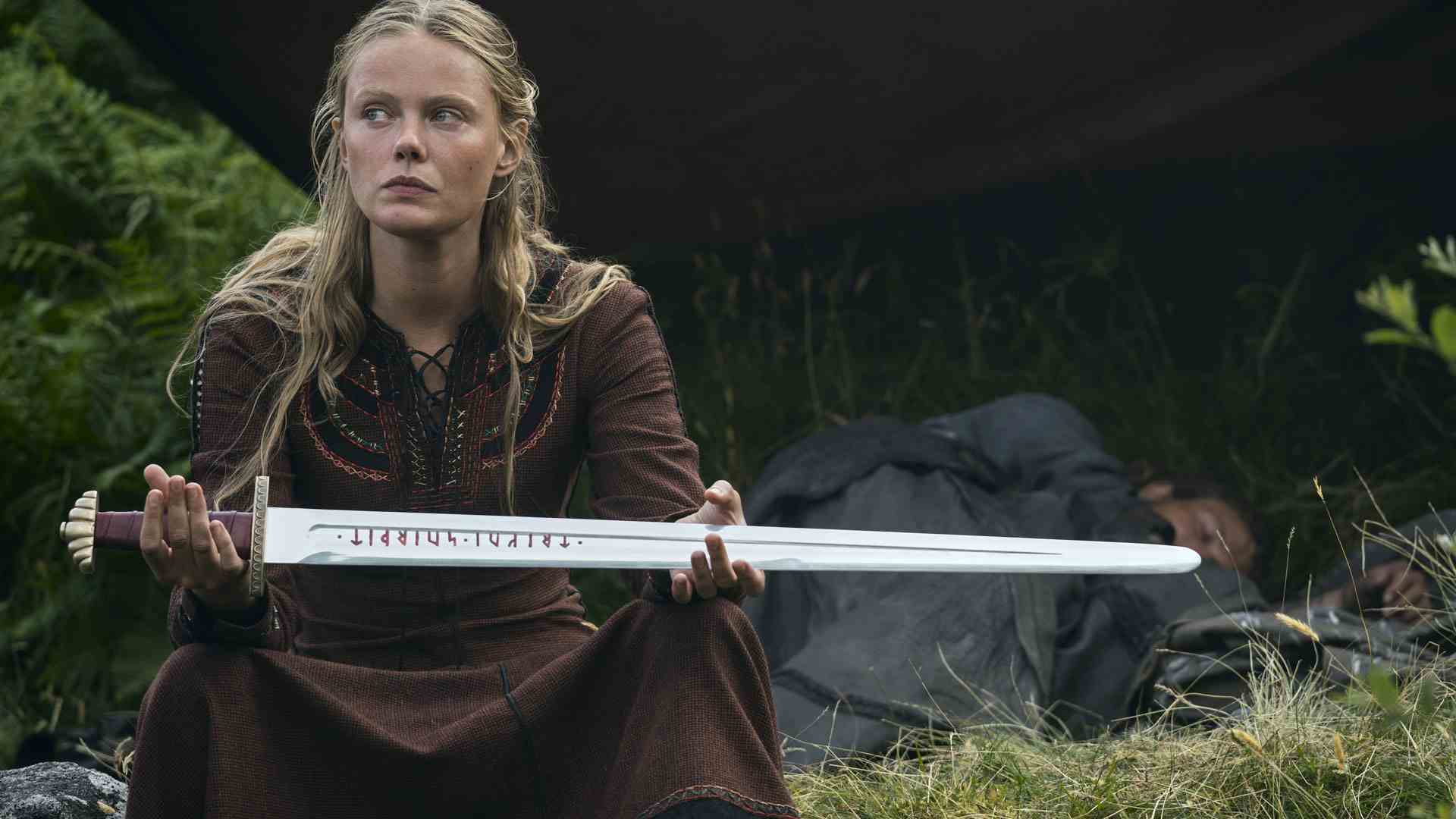 Vikings Valhalla 2. sezonda Freydis kılıcını ekran dışındaki birine doğru kaldırıyor