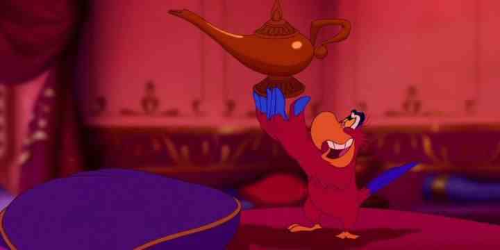 Iago, Disney'in Aladdin'inde sihirli lambayı tutuyor