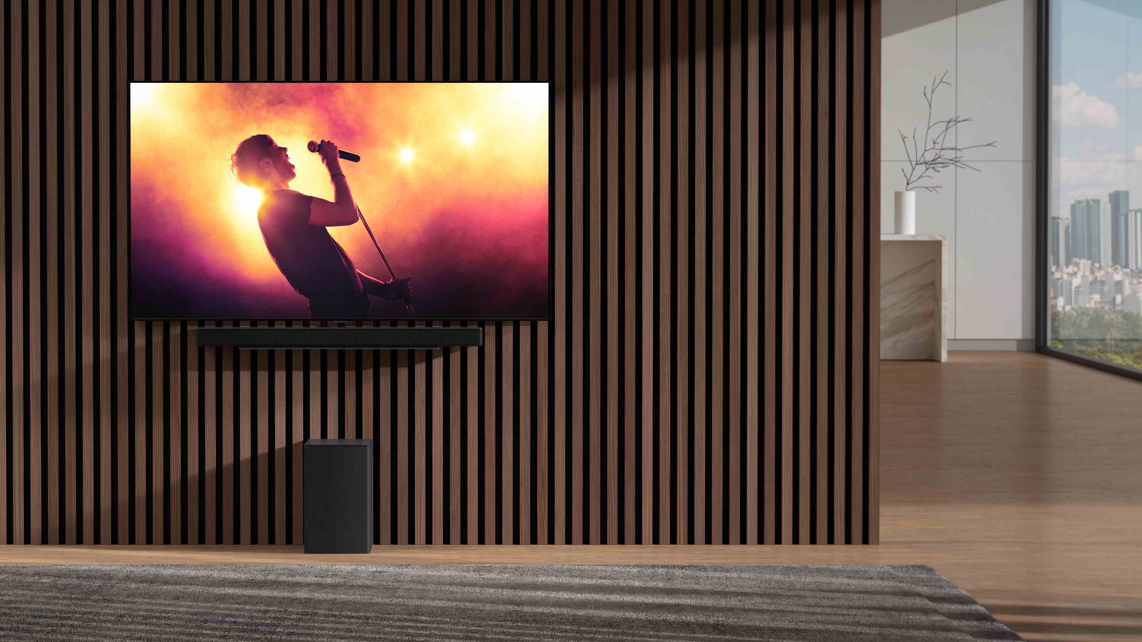 Ahşap panelli duvara karşı TV'nin altında LG SC9 ses çubuğu