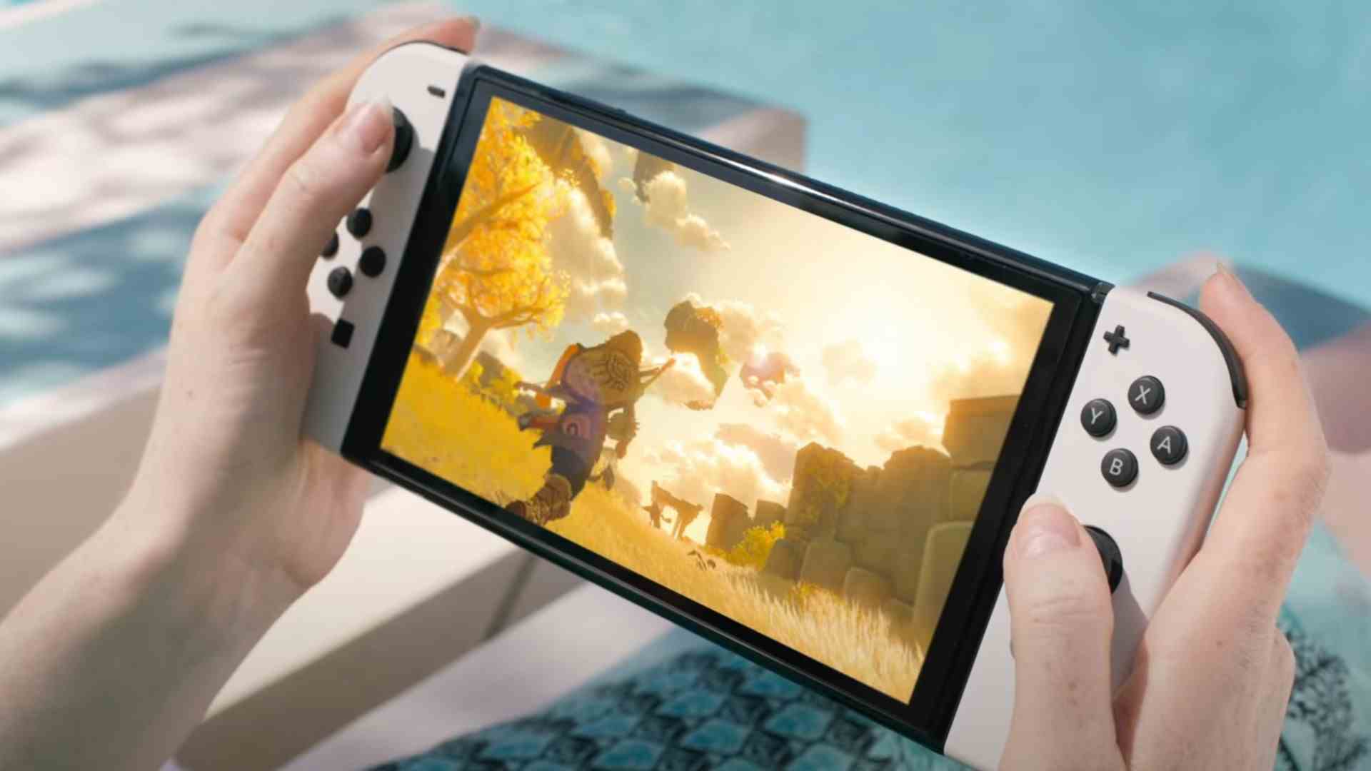 Beyaz Nintendo Switch OLED avuçiçi modunda oynatılıyor