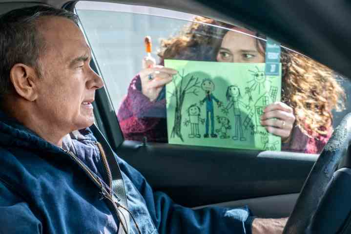 Mariana Treviño, Otto Adında Bir Adam'da Tom Hanks'e bir çizim gösteriyor.