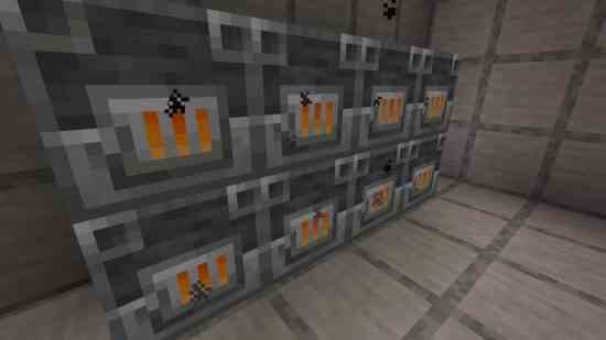 Minecraft pürüzsüz taş levhalar - tümü kullanımda olan yüksek fırınlardan oluşan bir duvar.