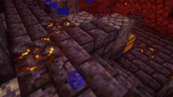 Minecraft Yaldızlı Kara Taş: Nether'deki bir kale kalıntısının zeminindeki yaldızlı kara taş