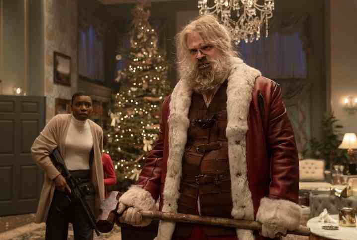 David Harbour, elinde balyozla Noel Baba gibi giyinmiş.