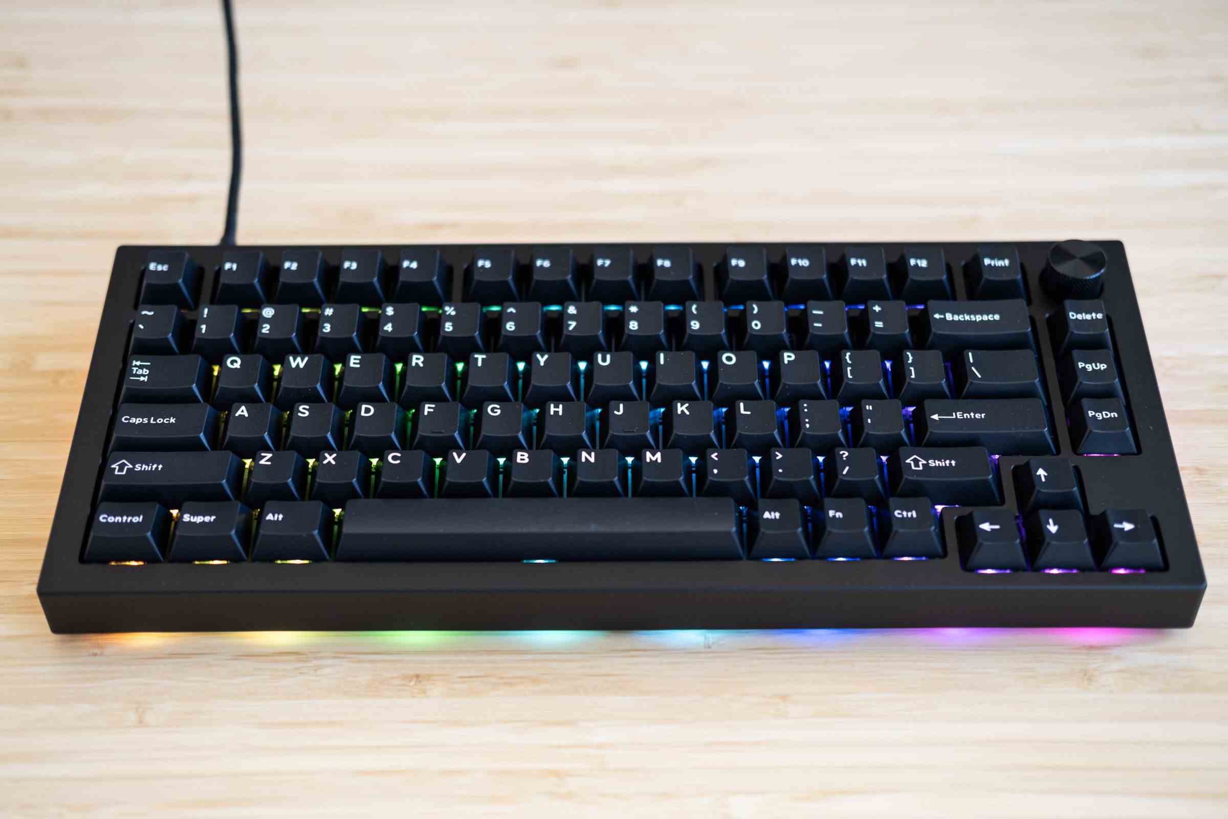 RGB aydınlatma açık Sense75 klavye.