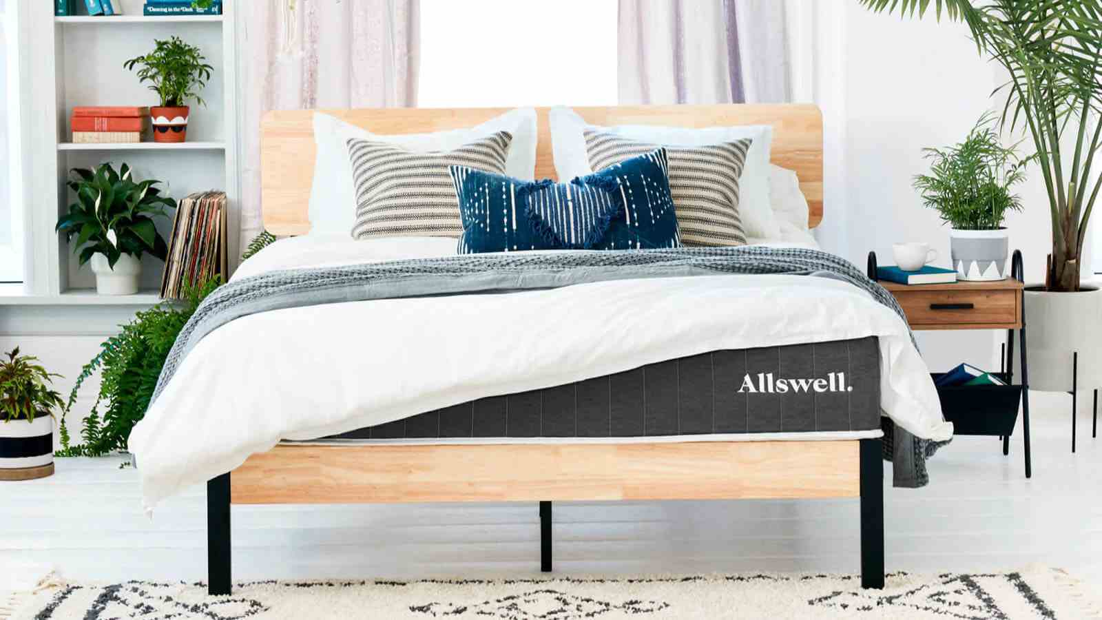 Allswell Yatak, bir yatak odasında ahşap bir karyola üzerinde