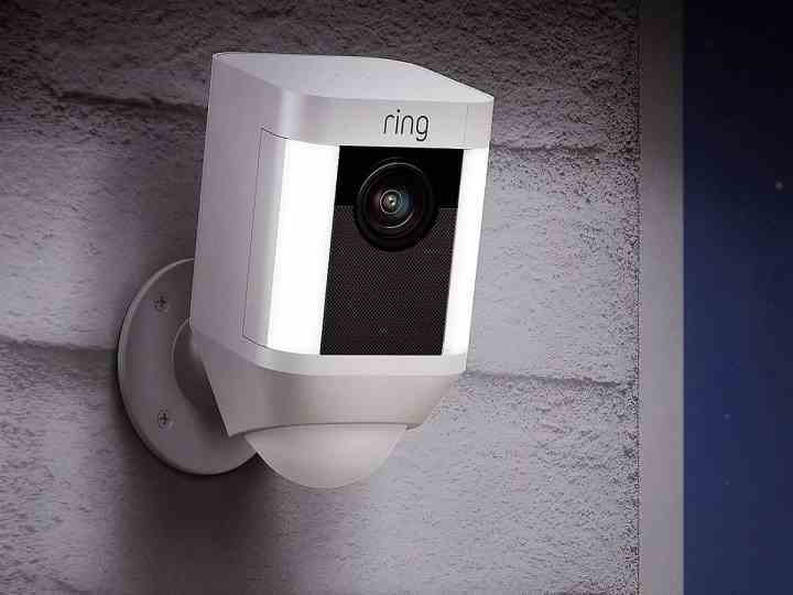 Ring Spotlight Cam dışarıya monte edilmiştir.