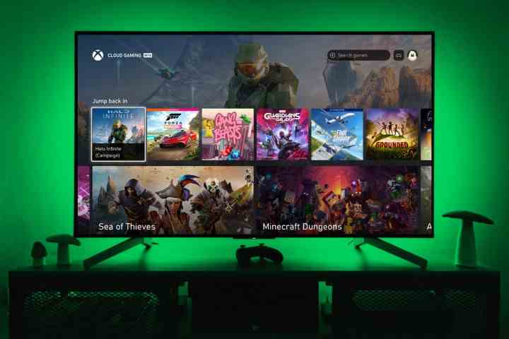 Bir televizyonda yakında Samsung Gaming Hub'a gelecek yeni Xbox Game Pass gösteriliyor.