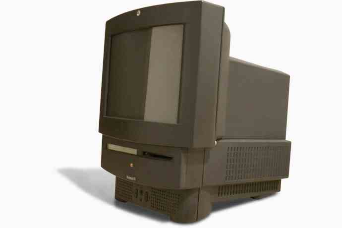 Beyaz arka planda bir Apple Macintosh TV.