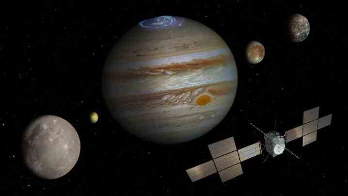 Juice'un Jovian sistemine yedi yıllık bir yolculukla 2022'de piyasaya sürülmesi planlanıyor.  Turu, Jüpiter'in özel bir yörünge aşamasını, Europa, Ganymede ve Callisto'nun hedeflenen yakın geçişlerini ve son olarak Ganymede'nin yörüngesinde dokuz ay sürecek - bizimkinin ötesindeki herhangi bir ayın bir uzay aracı tarafından yörüngeye girdiği ilk kez.  Sanatçının ölçekli olmayan izleniminde Ganymede ön planda, Callisto en sağda ve Europa merkez sağda gösteriliyor.  Volkanik olarak aktif olan ay Io da solda gösterilmektedir.  Aylar, NASA'nın Galileo uzay aracı tarafından görüntülendi;  Jüpiter burada, NASA/ESA Hubble Uzay Teleskobu tarafından yakalanan canlı bir aurora ile görülüyor.