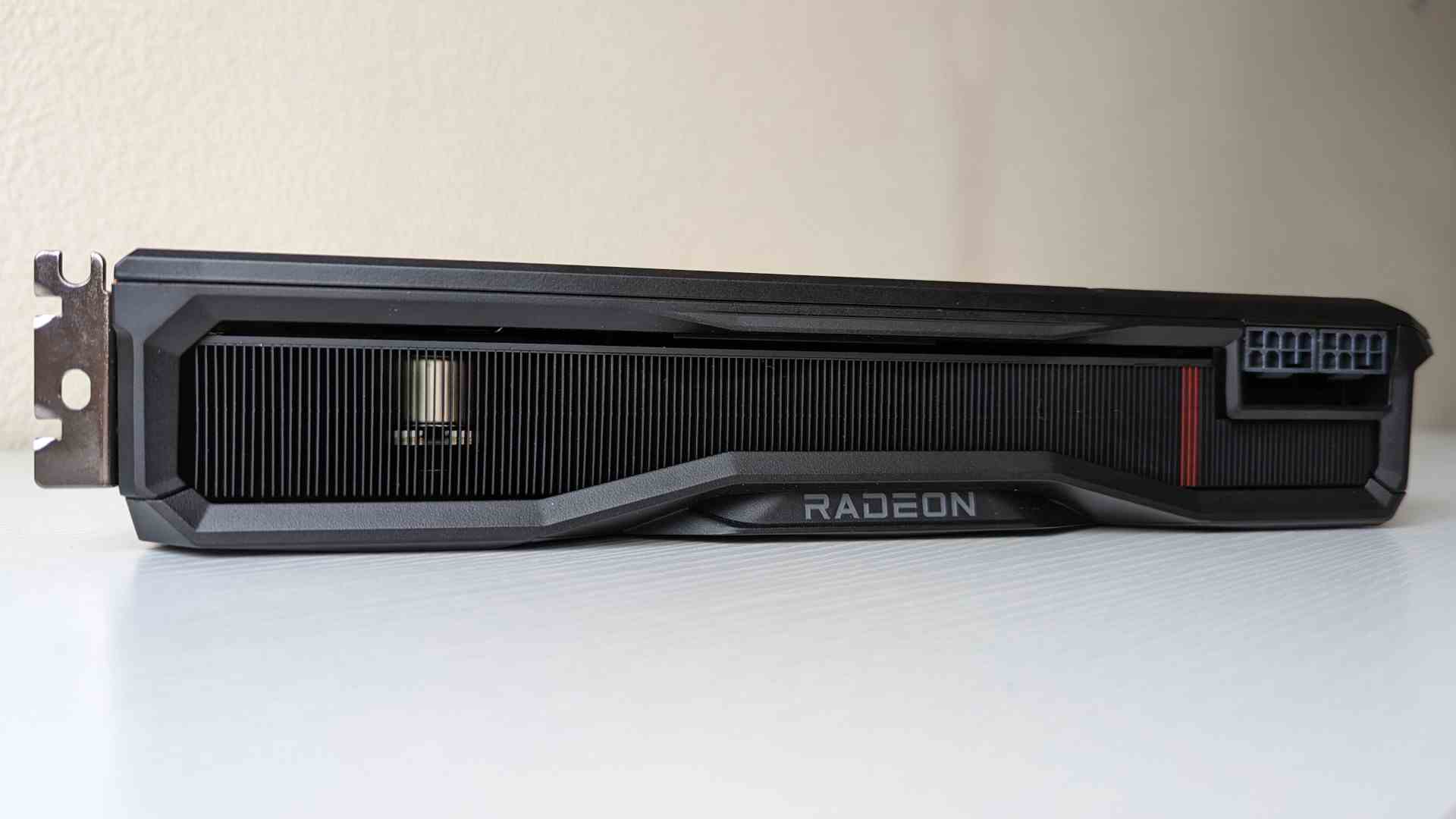 AMD Radeon RX 7900 XT'nin soğutucusunu sergileyen yan profili