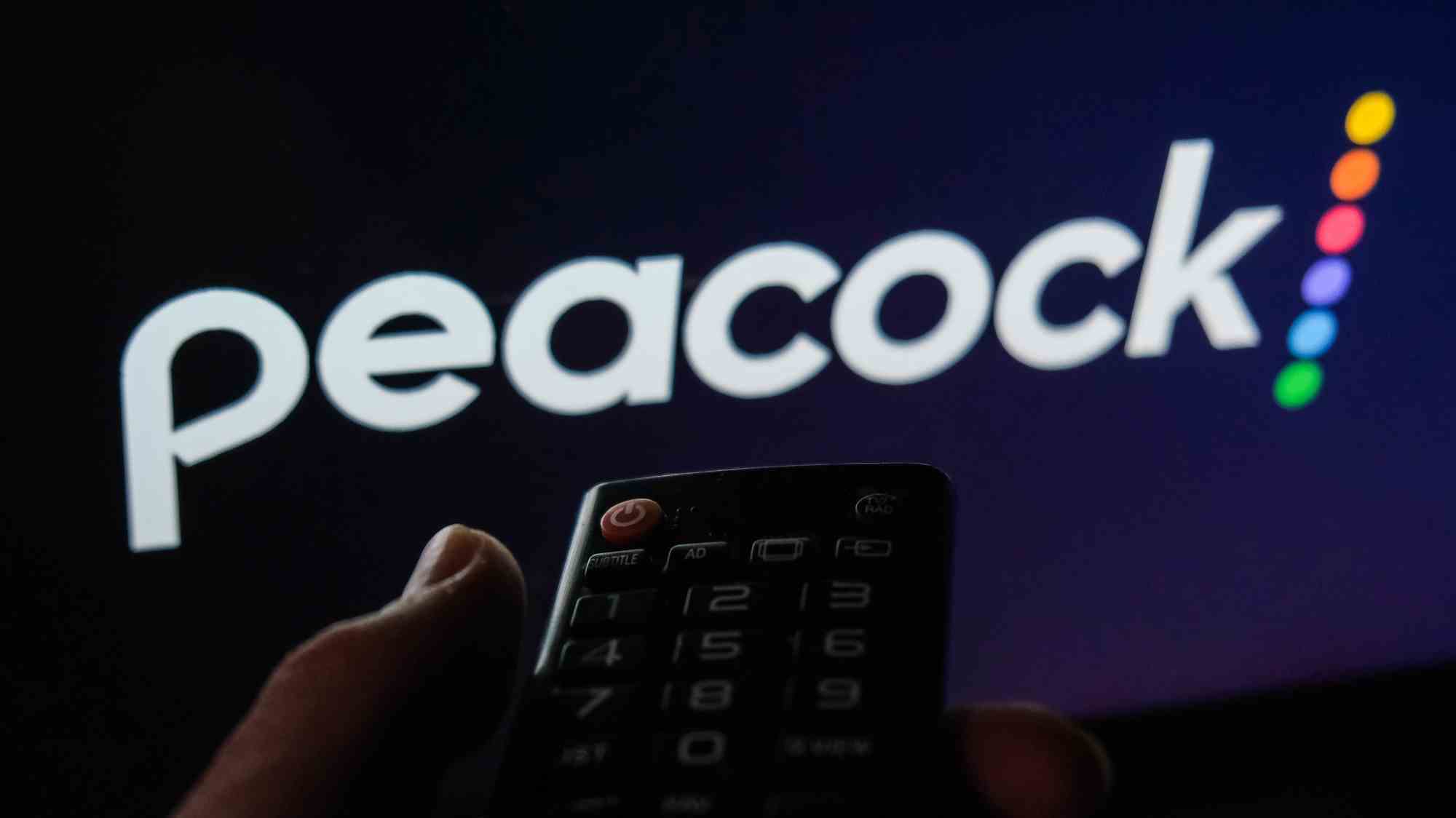 Peacock TV logolu ekrana tutulan uzaktan kumanda