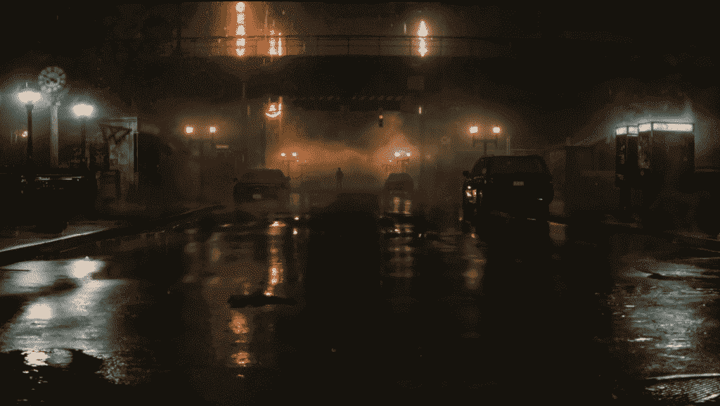 Görüntü gece yağmurlu bir sokağı gösterir