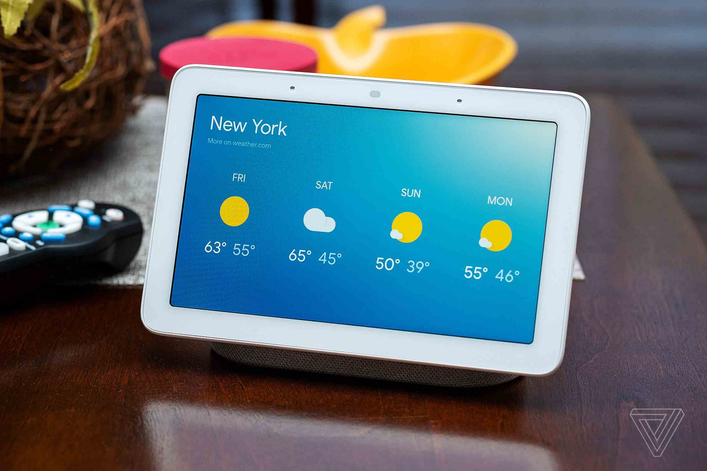 Masanın üzerinde hava durumunu gösteren birinci nesil Google Nest Hub.