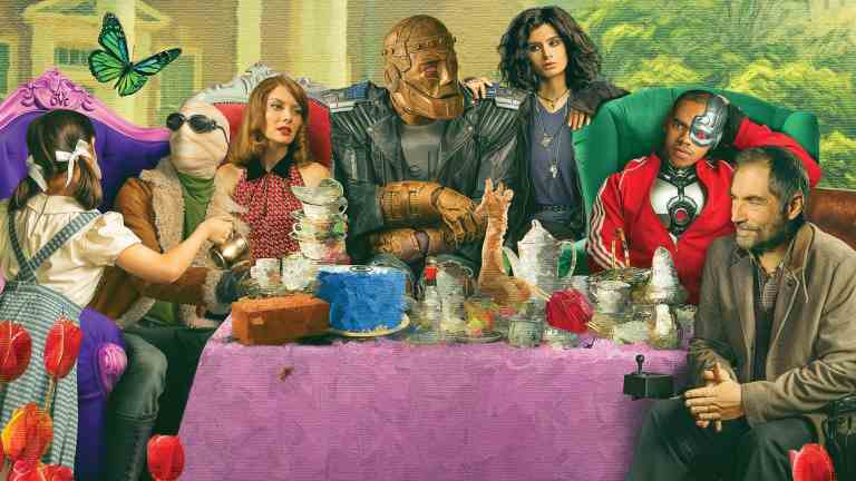 HBO Max'te Doom Patrol için ana karakterlerin çay partisi verdiğini gösteren bir tanıtım resmi