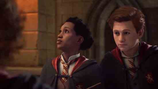 Hogwarts Legacy arkadaşları: Bir Gryffindor oyuncu karakteri, arkadaşları Natsai Onai'nin yanında duruyor