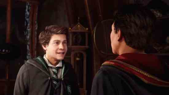 Hogwarts Legacy yoldaşları: Bir Gryffindor oyuncu karakteri, Slytherin arkadaşı Sebastian Sallow ile konuşuyor