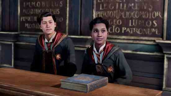 Hogwarts Legacy yoldaşları: Bir Gryffindor oyuncu karakteri sınıfta Natsai Onai'nin yanında oturuyor