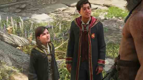 Hogwarts Legacy yoldaşları: Oyuncu karakterleri, ikisi de bir centaur ile konuşurken Poppy Sweeting'in yanında duruyor