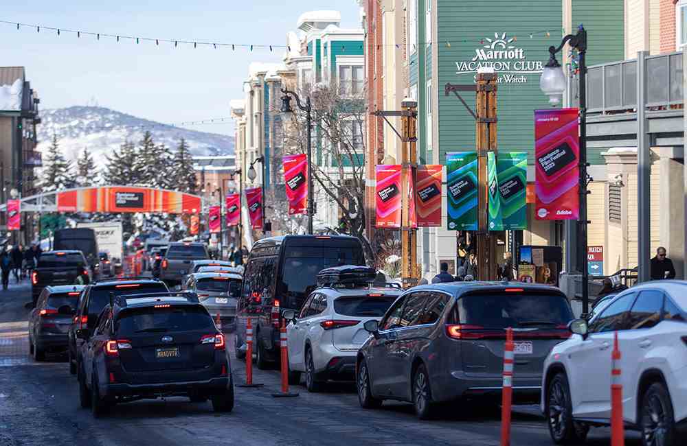 21 Ocak 2023'te Park City, Utah'ta düzenlenen Sundance Film Festivali sırasında Main Street'teki yedeklenmiş trafiğin genel görünümü.