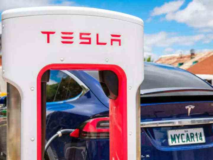 ABD, Tesla'ya sürücü izleme işleviyle ilgili Musk tweet'ini soruyor