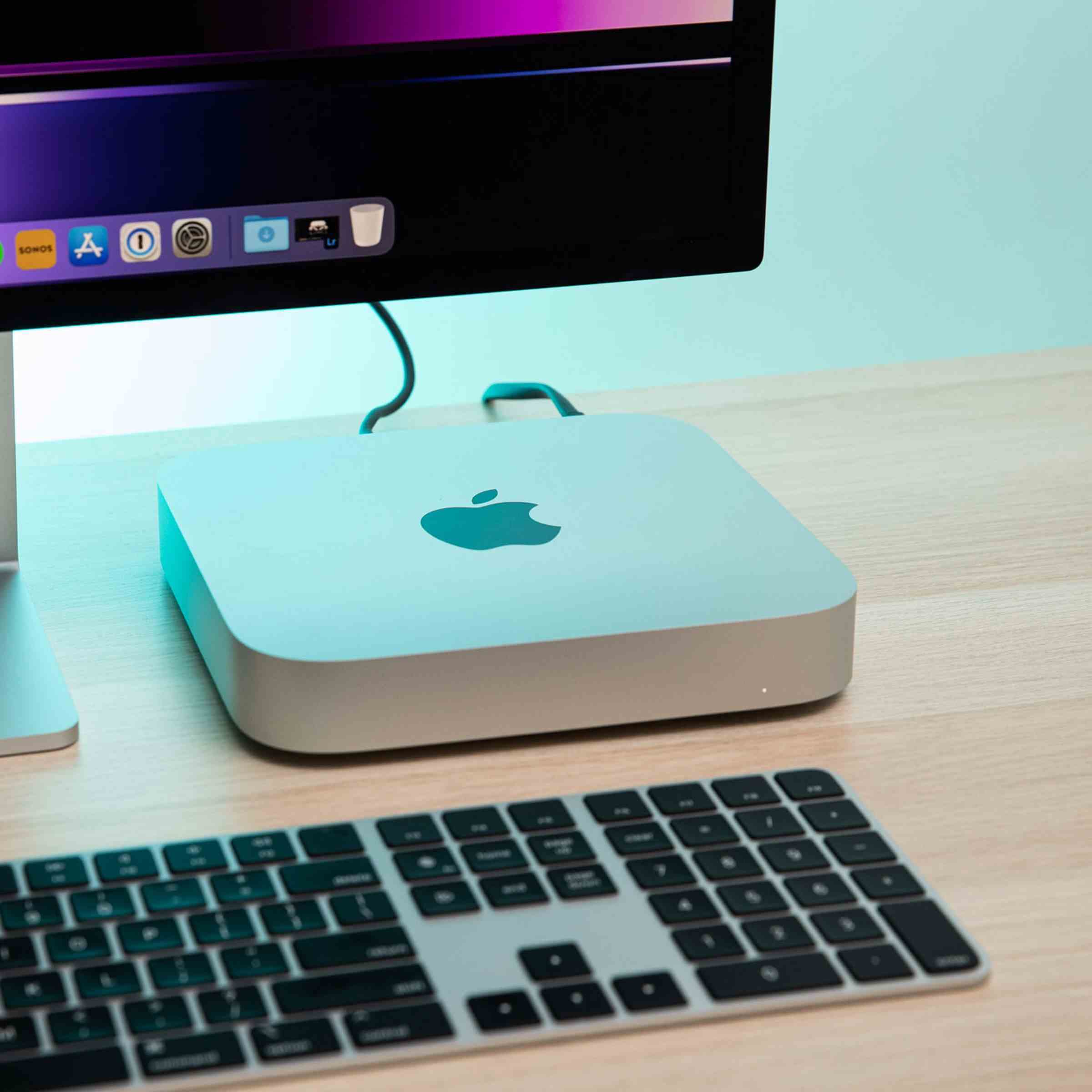 Apple'ın 2023 Mac Mini'sinin bir fotoğrafı.