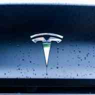 Bir arabanın üzerindeki Tesla logosu.