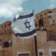 Rüzgarda dalgalanan bir İsrail bayrağı.