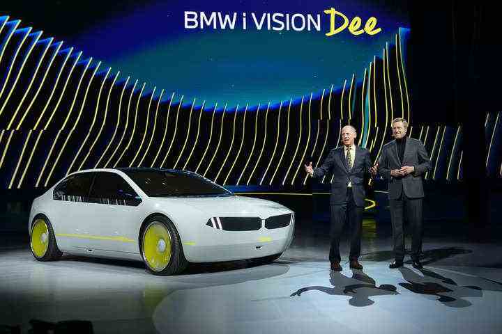 BMW, bir bukalemun gibi renk değiştiren konuşan bir araba ile dalga geçiyor