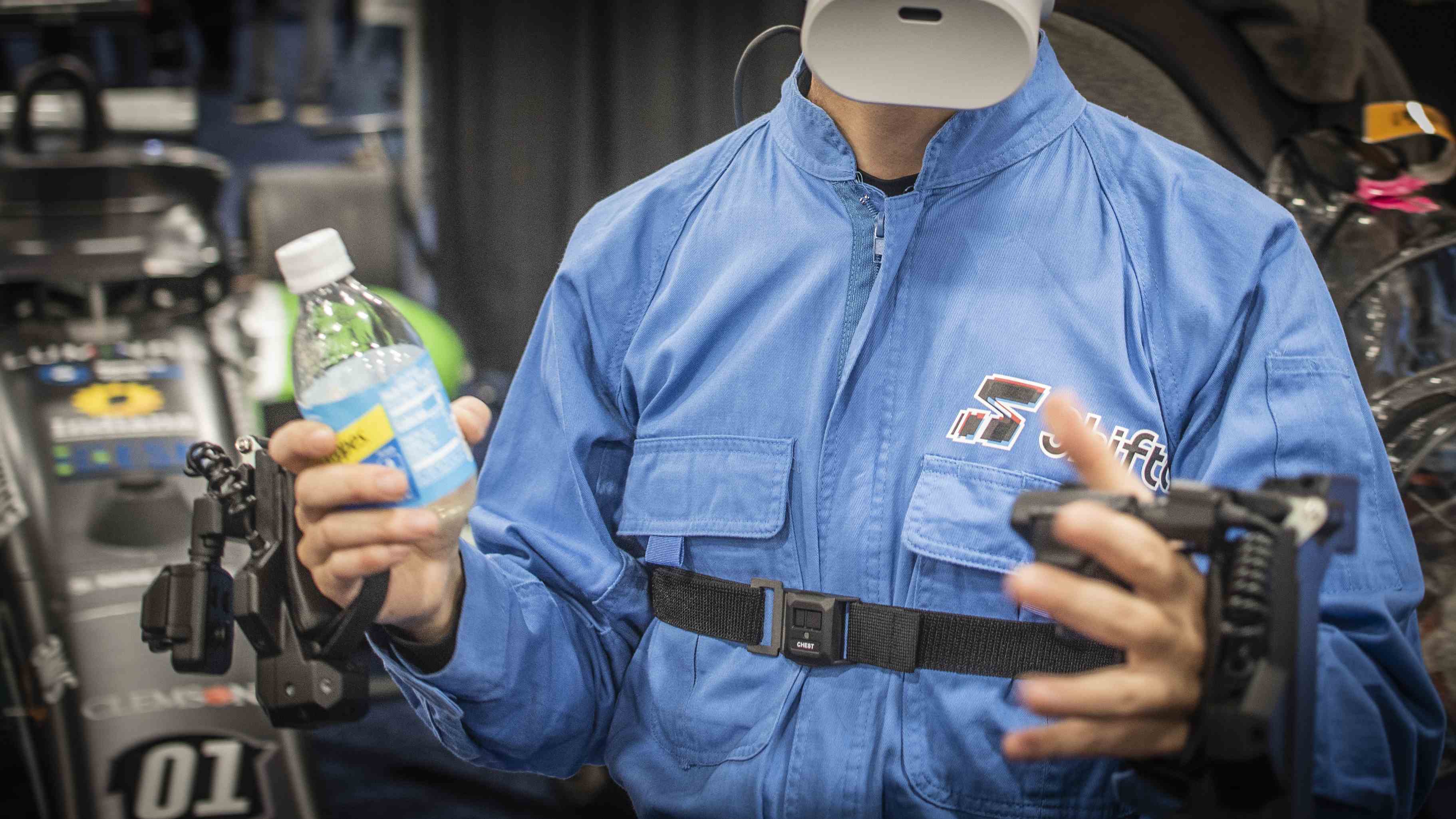 VR ekipmanı giyen adamda Shiftall Mutalk gizlilik mikrofonu