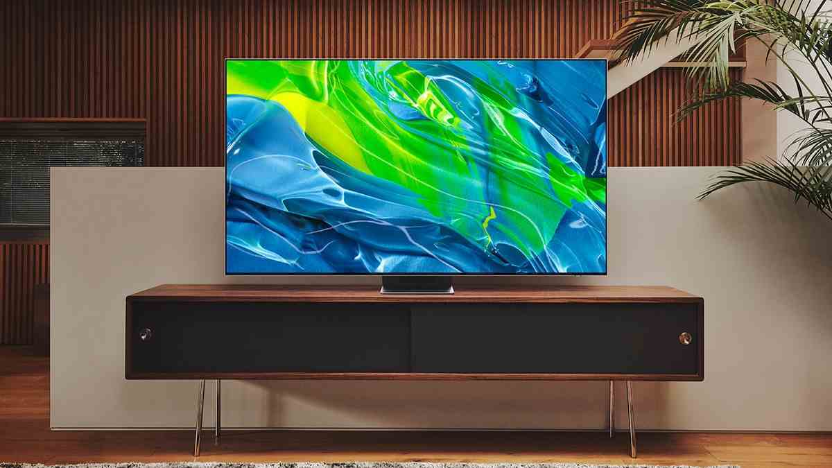 Bir TV sehpasında Samsung S95B OLED TV.