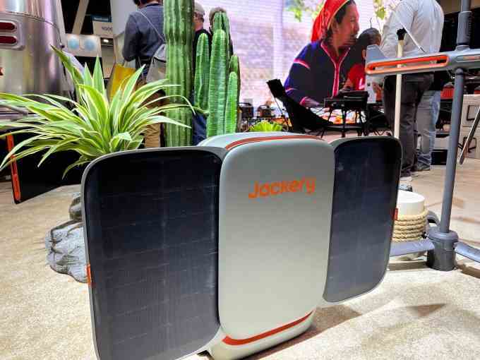Jackery'nin taşınabilir güneş enerjisi teknolojisi CES 2023'te.