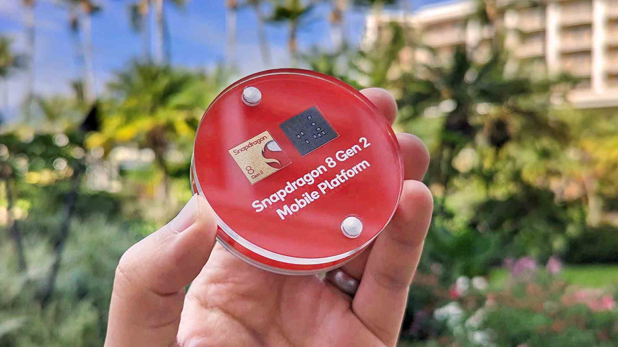 Hawaii'deki Snapdragon Zirvesi 2022'de eldeki bir şeffaf diskteki Qualcomm Snapdragon 8 Gen 2 modeli