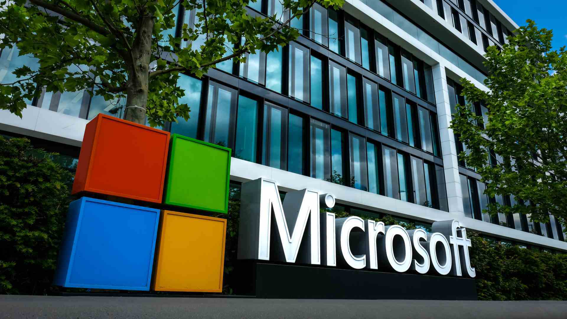 Binanın dışında Microsoft logosu
