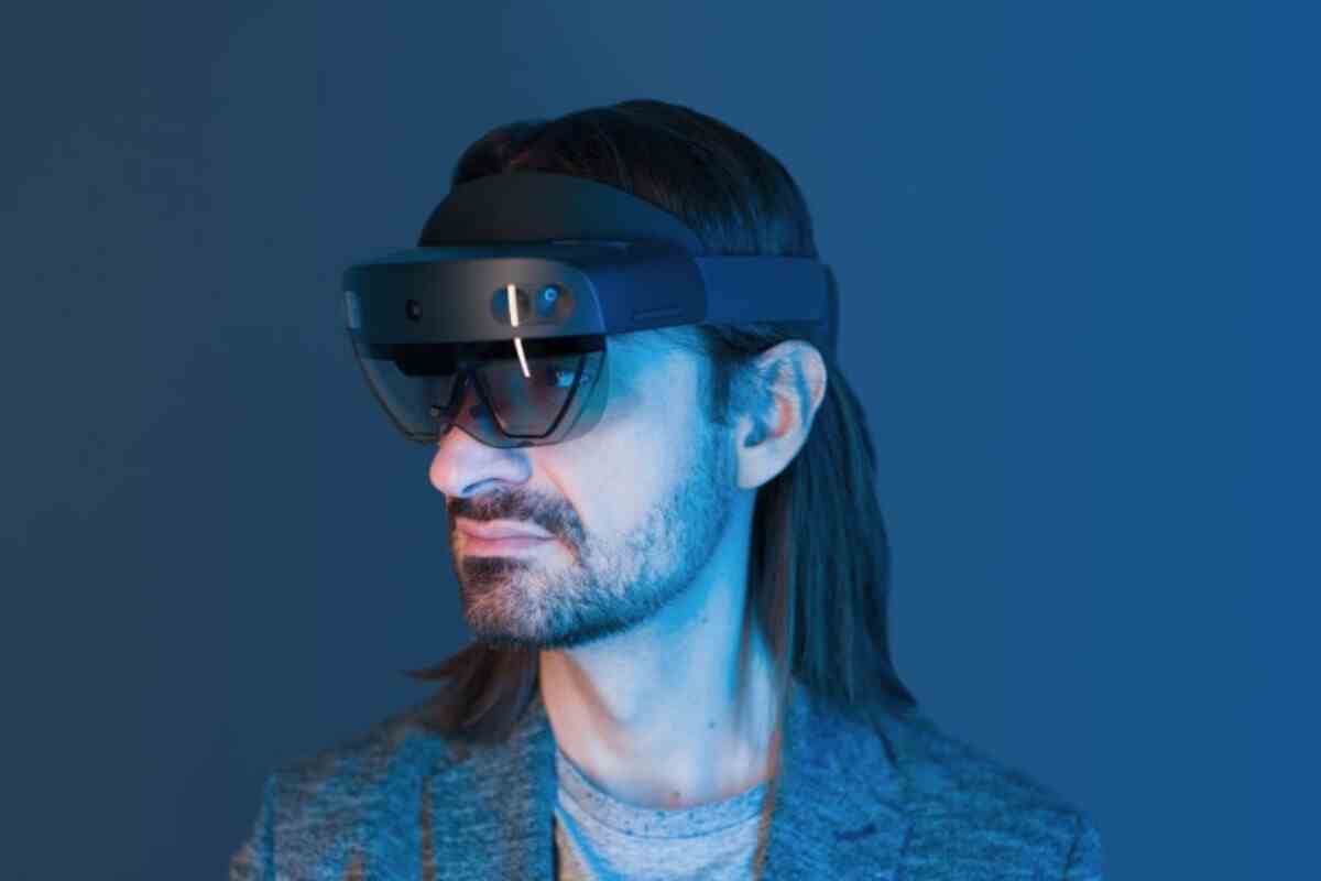 Microsoft HoloLens 2 (burada resmedilmiştir), kitleler arasında popülerliğini tam olarak kanıtlayamayan süper pahalı bir MR kulaklığıdır.  - İki farklı Apple kulaklık yaklaşıyor olabilir, ancak AR gözlükleri olmuyor