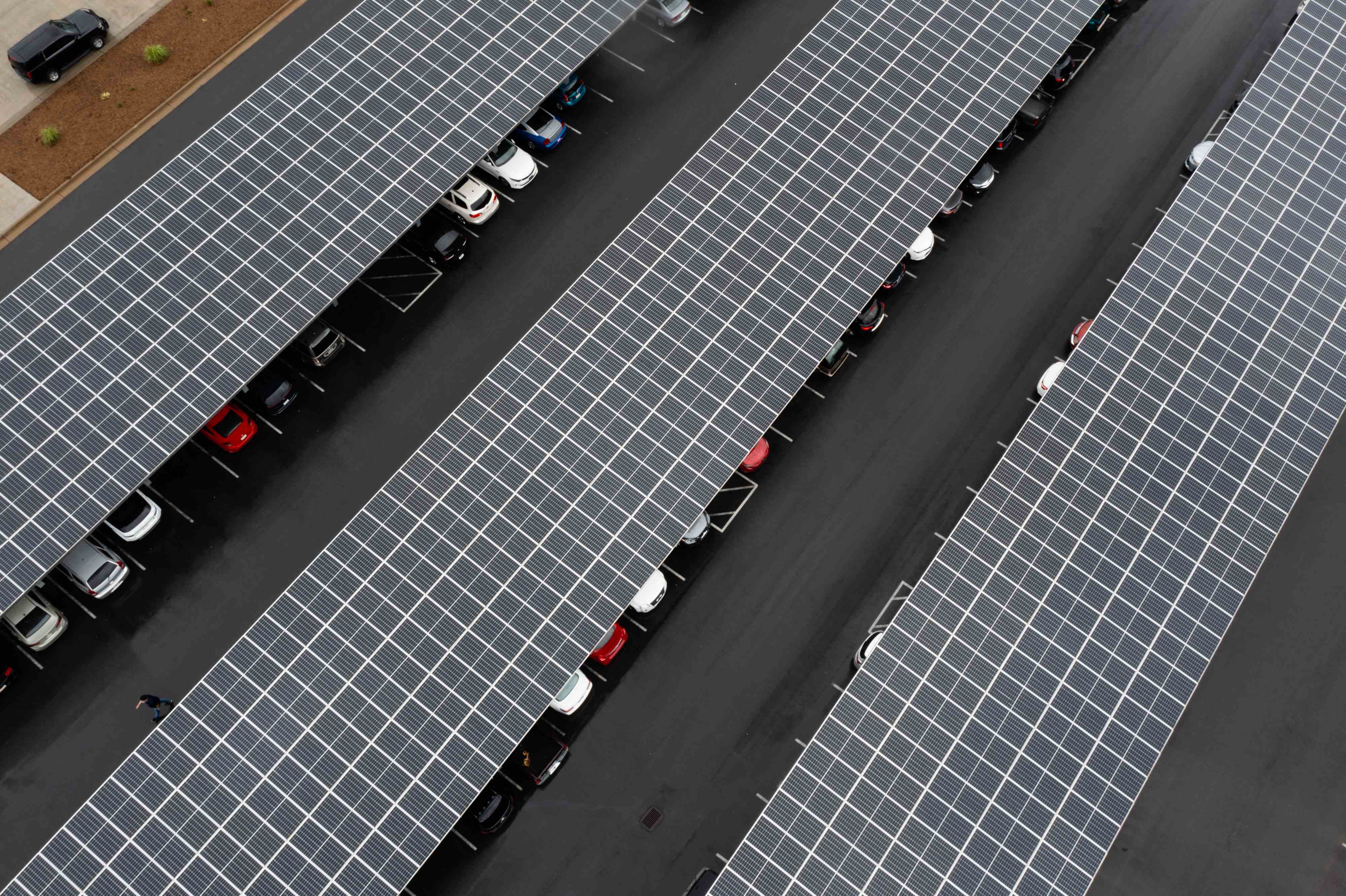 Güneş panelleri, Qcells'in Georgia fabrikasında park halindeki arabaları kaplıyor.