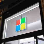 Cephede Microsoft logosu bulunan bina.