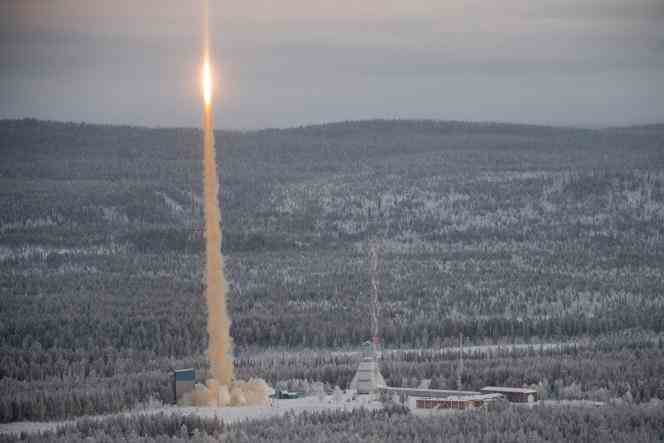 23 Kasım 2022'de İsveç, Jukkasjärvi'deki Esrange Uzay Merkezi'nden bir 