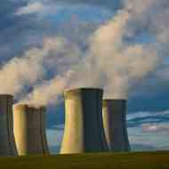 Nükleer santral bacaları su buharı veriyor.