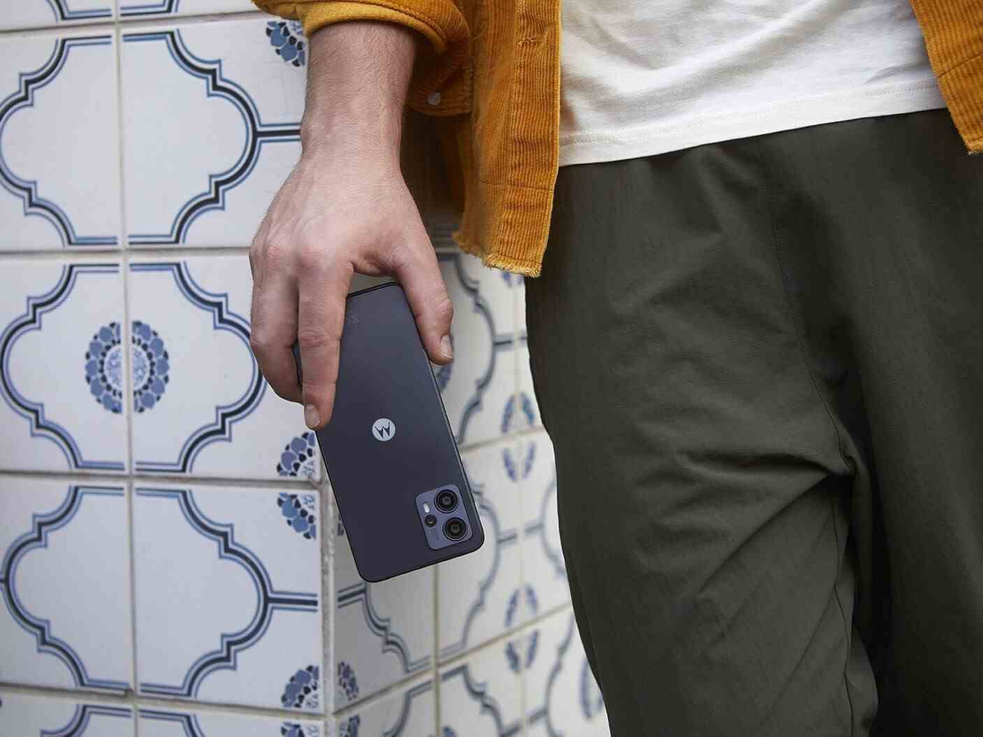 Matte Charcoal rengindeki Moto G23, stili minimalizme taşıyor.  - Moto G13 ve Moto G23 ile tanışın: Motorola'nın en yeni ekonomik telefonları