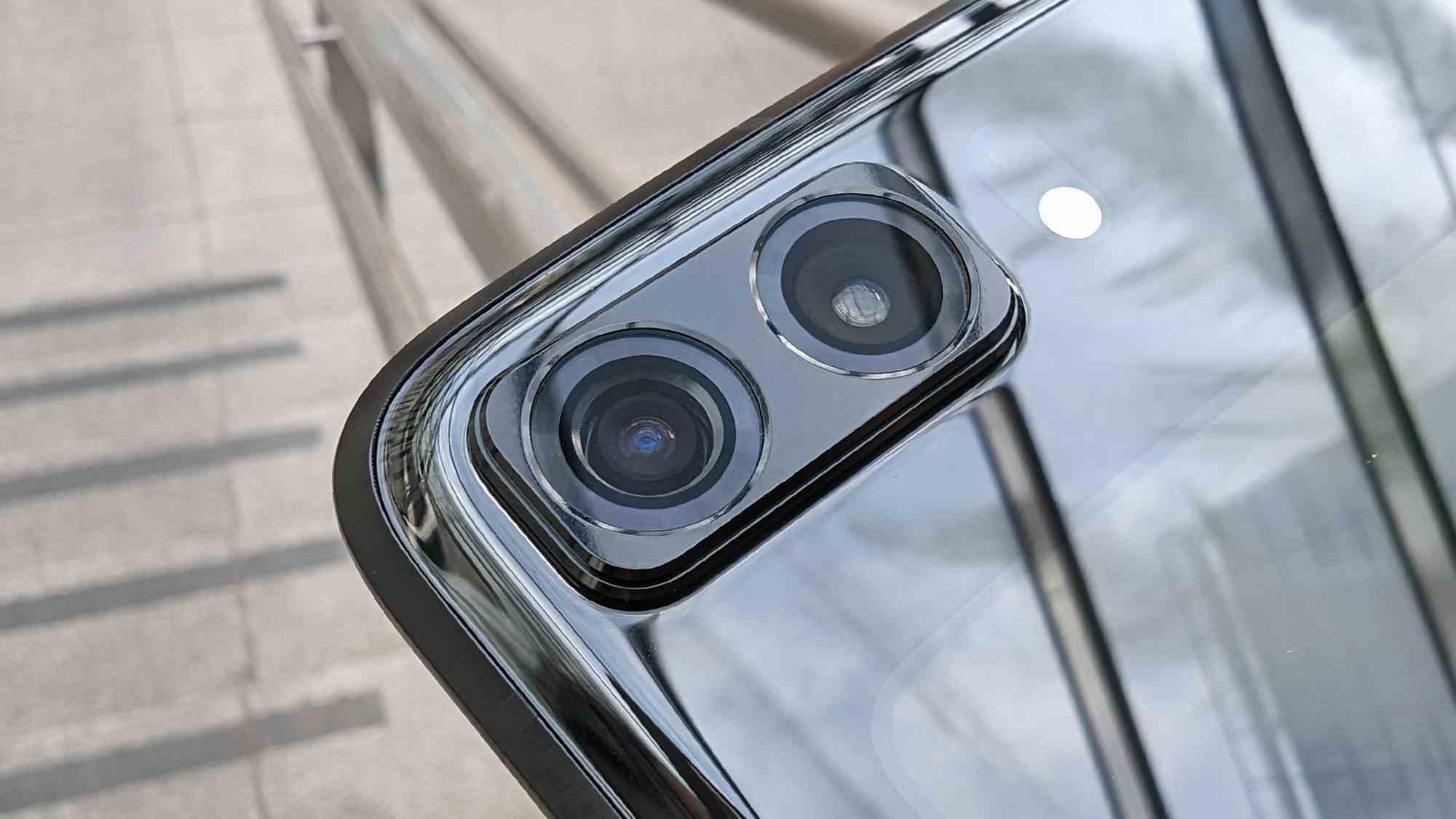 Motorola Razr 2022'deki kameraların yakından görünümü
